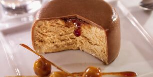 Semifreddo al caramello con glassa di cioccolato alla nocciola