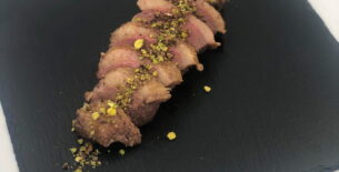 Petto d&#8217;anatra in crosta di pistacchi