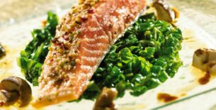 Salmone piccante in crosta di senape e spinaci