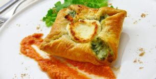 Sfoglia con caprino e spinaci su vellutata di pomodoro allo zenzero