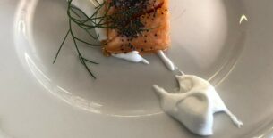 Scaloppa di trota di mare con semi di papavero e panna acida