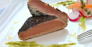 Trancio di tonno scottato in panura di papavero e maionese al wasabi