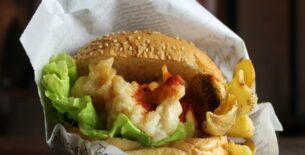 Fish&#8217;n chips burger alla parika affumicata
