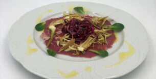 Carpaccio di manzo con insalatina di carciofi e cavolo viola