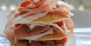 Pancake con prosciutto crudo, pomodorini e basilico