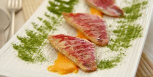 Filetti di triglia al forno con salsa di carote e zafferano