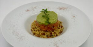 Fregola sarda con battuto di salmone e guacamole