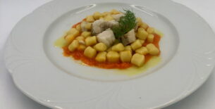 Gnocchi di patate con merluzzo nordico e vellutata di peperoni rossi