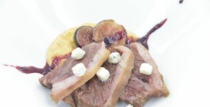 Guancia di vitello con polenta di Storo, fonduta di Roquefort e fichi viola caramellati al Barbera