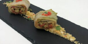 Involtino vegetariano di cicoria con ripieno di ratatouille su crumble di pane all&#8217;aglio