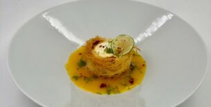 Formaggio di capra in Kadaif con coulis ai frutti tropicali, lime e peperoncino