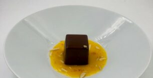 Le kube con salsa ai frutti esotici, mandorle e peperoncino