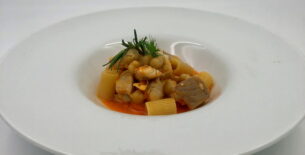 Mezze maniche con merluzzo e ceci