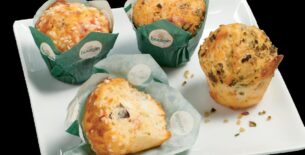 Mini muffin zucchine e pomodoro farcito con formaggio