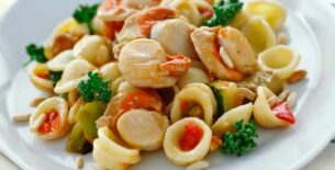Orecchiette all&#8217;ortolana con pinoli tostati e capesante