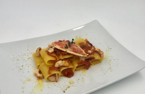 paccheri con triglia cipolla rossa e pomodoro