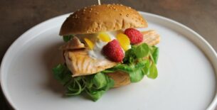 Burger con scaloppa di salmone, ricotta al limone e lamponi