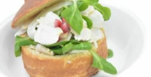 Insalatina di straccetti di pollo al limone, finocchio e melograno in coccio di pan brioches