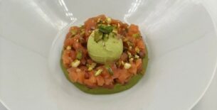 Tartare di salmone con guacamole e gelato al pistacchio salato
