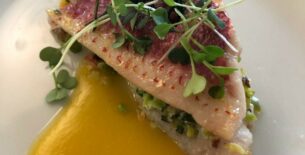 Filetti di triglia rosa con pelle, con pistacchi, zucchine e pane croccante