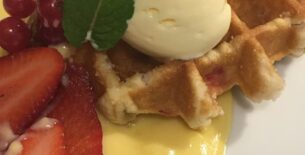 Waffle con crema pasticcera, gelato alla crema, ribes e fragole