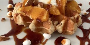 Waffle con sciroppo al caramello, spicchi di arancia rossa e gelato al fior di latte